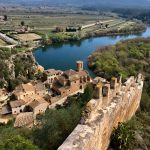 Una vista panorámica del río Ebro desde las murallas del Castillo de Miravet, en Tarragona, España.
