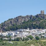 Vista panorámica de la sierra de Grazalema desde el pueblo de Grazalema, España.